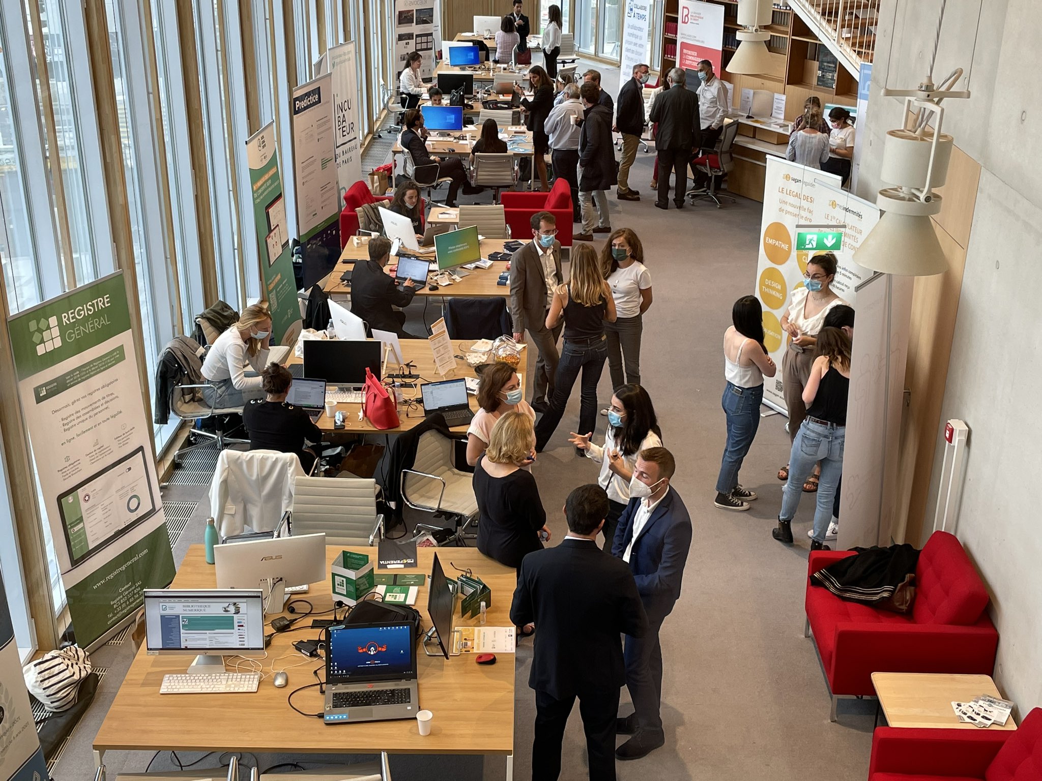 Variété de stands proposant leurs solutions et legaltech à la journée du numérique du barreau de Paris